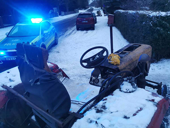 Prawie 3 promile za kierownicą ciągnika. Obywatelska reakcja i szybka interwencja policjantów z KP w Nowogardzie
