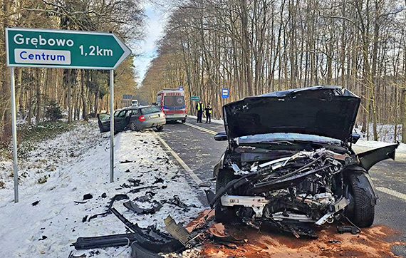 Wypadek na DW103 w Gr�bowie. Dwie osoby poszkodowane