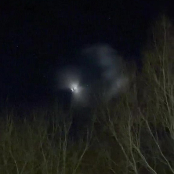 �wiec�ca kula na nocnym niebie nad Kamieniem Pomorskim. Mieszkaniec przes�a� film!