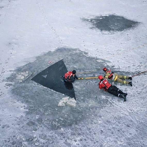 Jak uratować osobę, pod którą załamał się lód? Wspólna akcja Policji i Straży Pożarnej