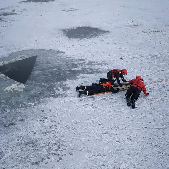 Jak uratować osobę, pod którą załamał się lód? Wspólna akcja Policji i Straży Pożarnej
