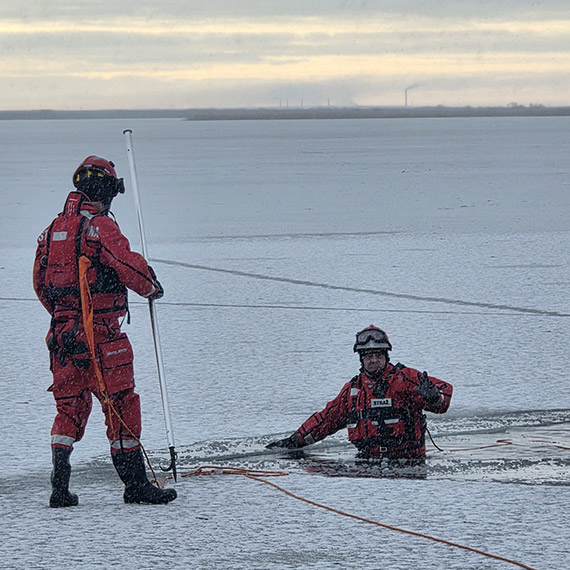 �wiczenia z zakresu ratownictwa wodno-lodowego OSP Skoszewo na pla�y w Wolinie