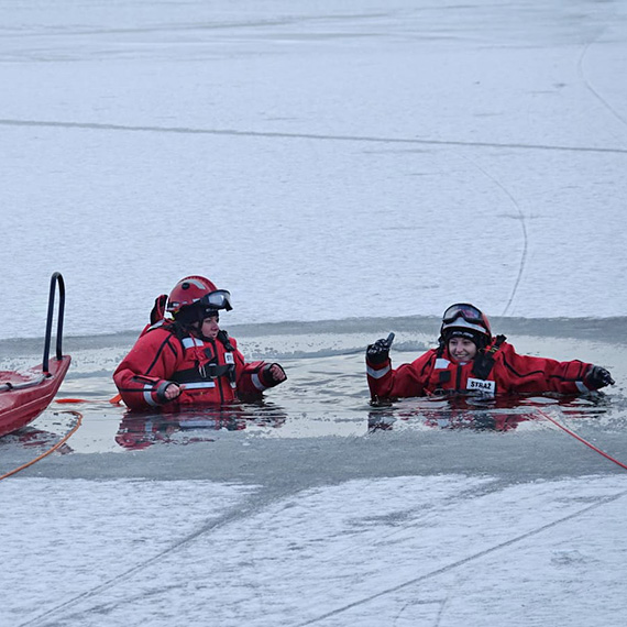 �wiczenia z zakresu ratownictwa wodno-lodowego OSP Skoszewo na pla�y w Wolinie