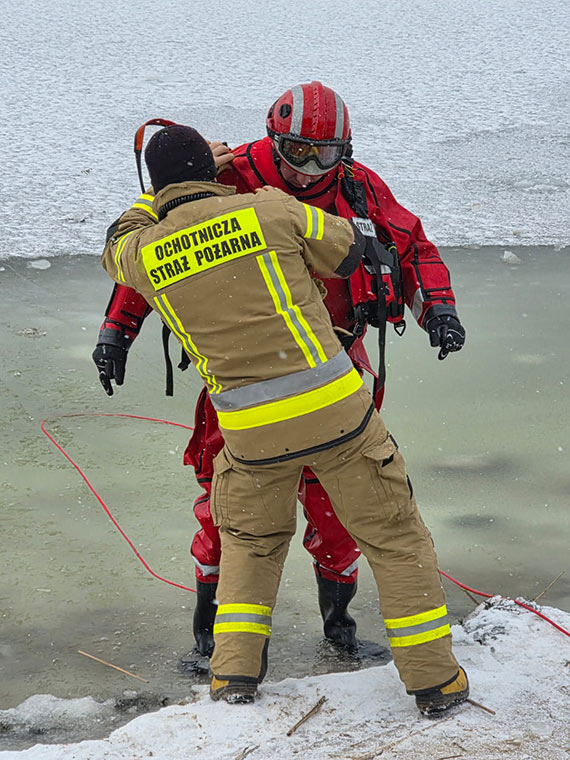 �wiczenia z zakresu ratownictwa wodno-lodowego OSP Skoszewo na pla�y w Wolinie