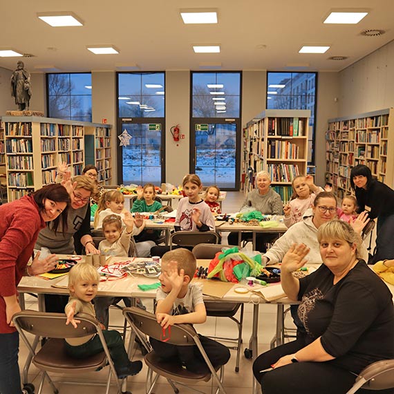 Rodzinne warsztaty plastyczne „Dzie� babci i dziadka” w mi�dzyzdrojskiej bibliotece