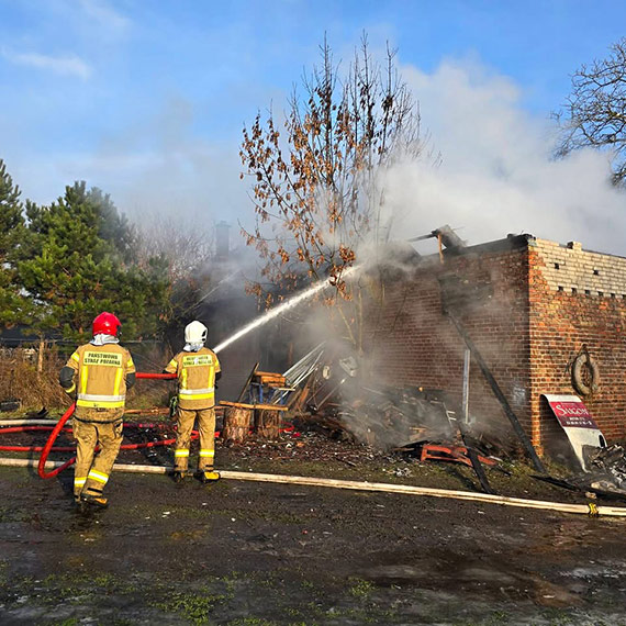 Po�ar w Mokrzycy Wielkiej. OSP Ko�czewo w akcji, ogie� obj�� budynek gospodarczy i dom