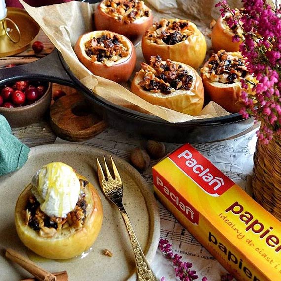 Zapiekane jab�ka z miodem i bakaliami – przepis na pyszny zimowy deser