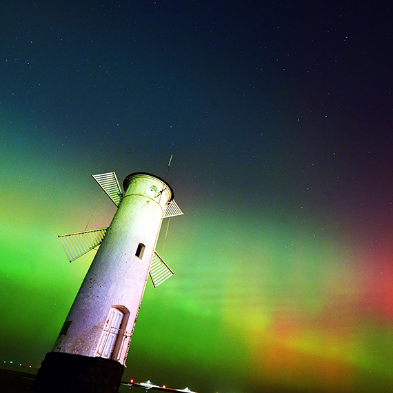 Spektakularna zorza polarna nad �winouj�ciem, kolorowy pokaz energii S�o�ca i jak samodzielnie uchwyci� to na zdj�ciu