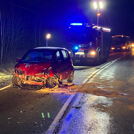 Czo�owe zderzenie na DW102 pod Ko�czewem. Jedna osoba ci�ko ranna, l�dowa� LPR