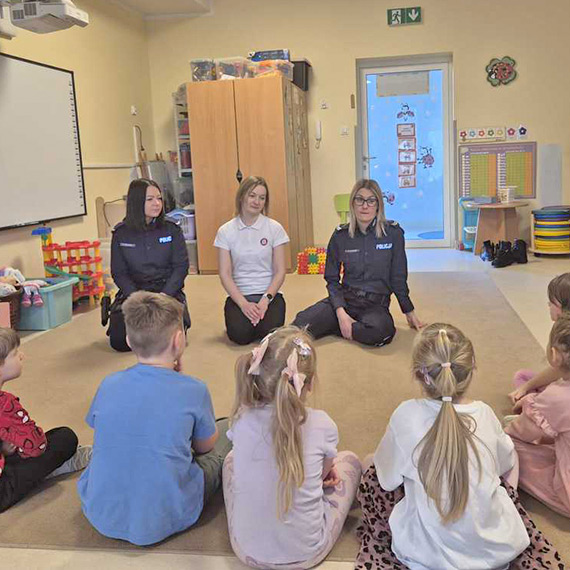 Bezpieczne Ferie- policjantki z Kamienia Pomorskiego ruszy�y z dzia�aniami profilaktycznymi