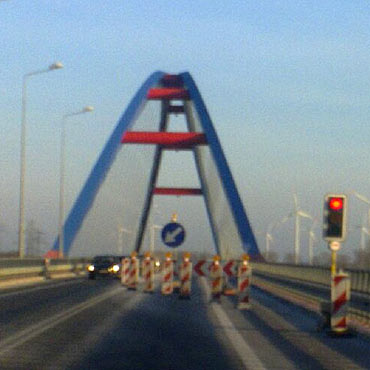 Wolin: �wiat�a znowu kieruj� ruchem na mo�cie