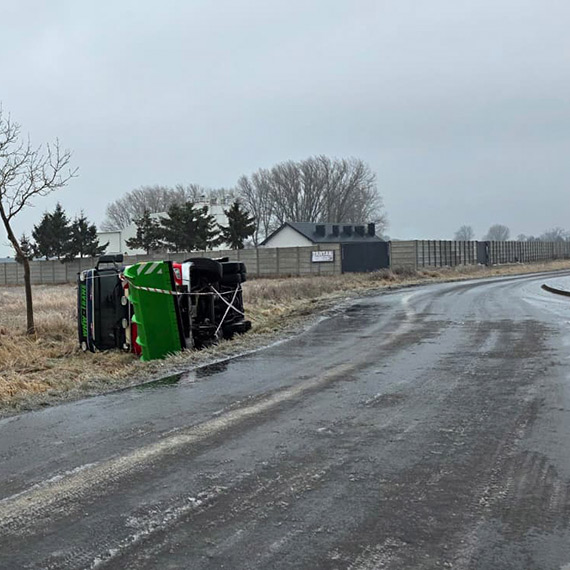 P�ugopiaskarka przewr�ci�a si� do rowu na trasie Wrzosowo - Kamie� Pomorski. Na miejscu interweniowali stra�acy