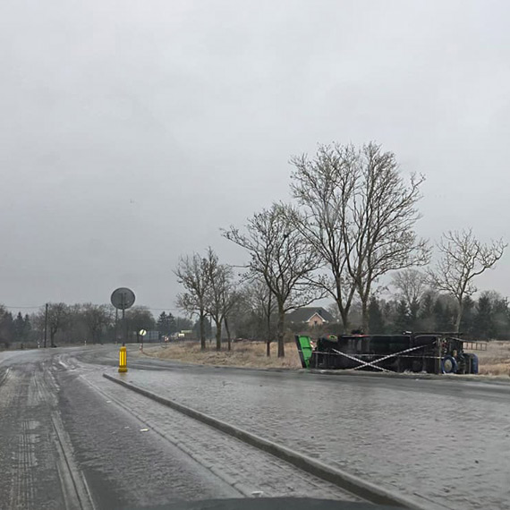 P�ugopiaskarka przewr�ci�a si� do rowu na trasie Wrzosowo - Kamie� Pomorski. Na miejscu interweniowali stra�acy