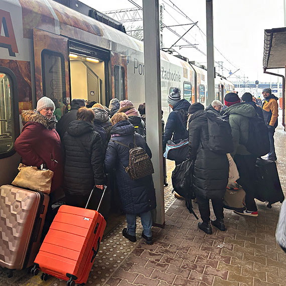 Go�oled� sparali�owa�a kolej. Zdezorientowani pasa�erowie na dworcu, miasto zapewni�o ciep�� zup� i herbat�