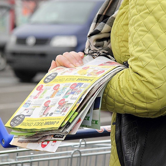 Zaskakuj�ce wnioski z nowego badania. Wi�kszo�� klient�w sklep�w omija gazetki z promocjami