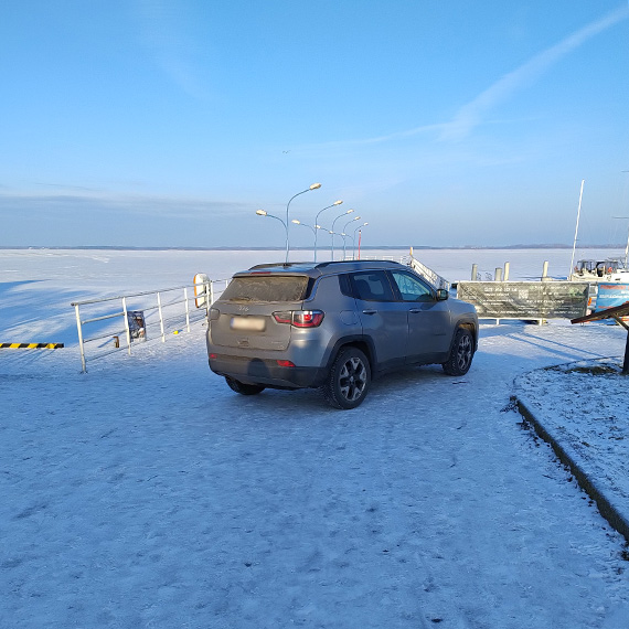 Mistrz parkowania na molo w Kamieniu Pomorskim. Parking by� 30 metr�w dalej