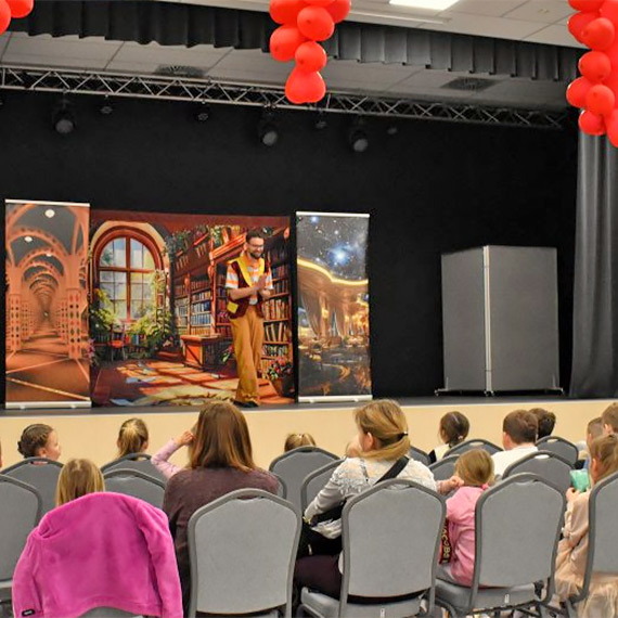 Przedstawienie teatralne i warsztaty artystyczne w Dziwnowskim Domu Kultury