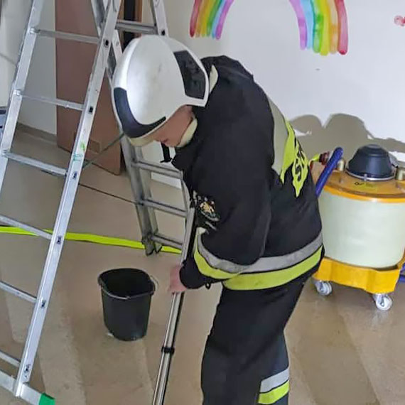Zalane pomieszczenia w przedszkolu w Kamieniu Pomorskim. Interweniowali stra�acy OSP Jarszewo