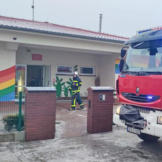 Zalane pomieszczenia w przedszkolu w Kamieniu Pomorskim. Interweniowali stra�acy OSP Jarszewo