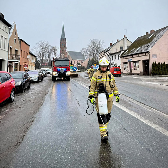 Rozlana substancja ropopochodna w centrum Golczewa. Interweniowali stra�acy