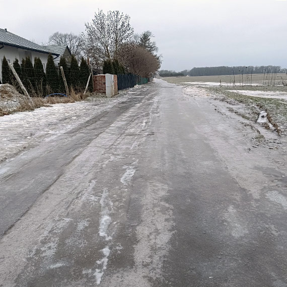 Lodowisko zamiast drogi. Strze�ewo od dw�ch tygodni walczy z oblodzeniem