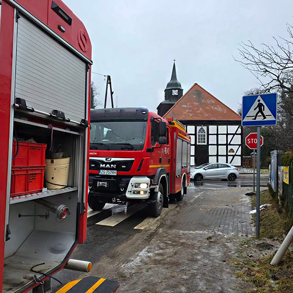 Zalana piwnica przy ul. D�ugiej w �wierznie