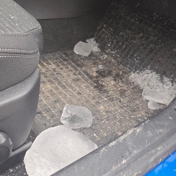 Tafla lodu spad�a na przedni� szyb� samochodu - kieruj�cy ukarany wysokim mandatem