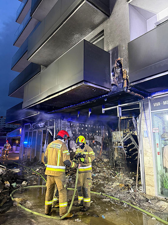 P�omienie przy Promenadzie Gwiazd. �abka sp�on�a doszcz�tnie