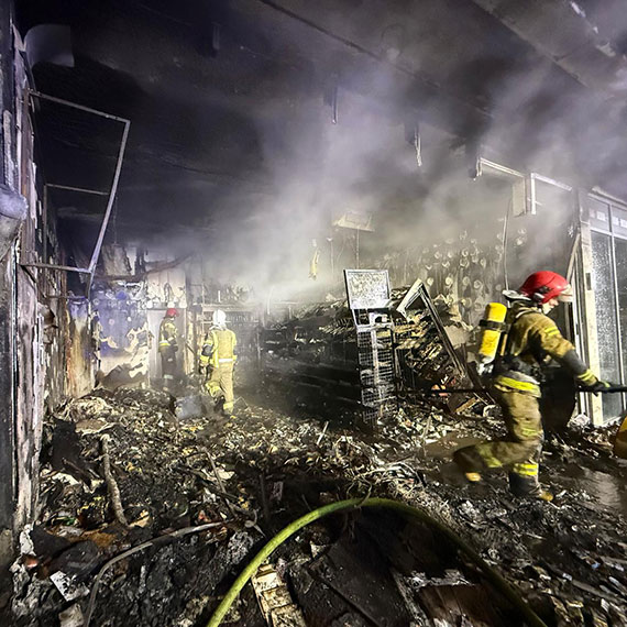 P�omienie przy Promenadzie Gwiazd. �abka sp�on�a doszcz�tnie