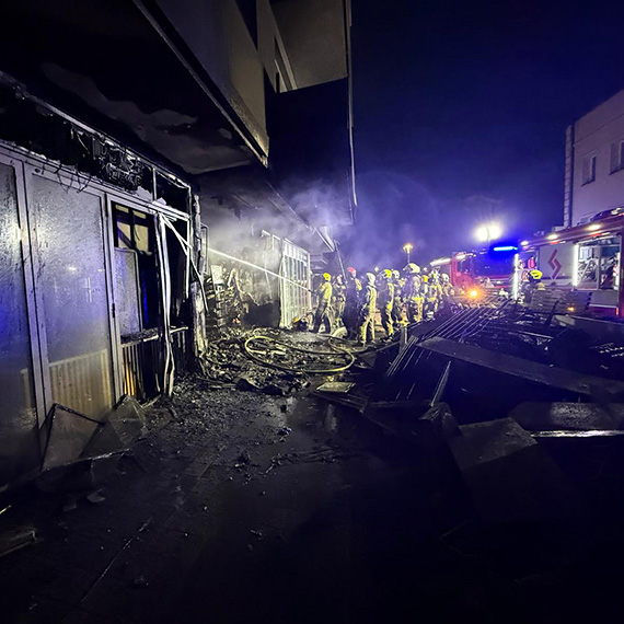 P�omienie przy Promenadzie Gwiazd. �abka sp�on�a doszcz�tnie