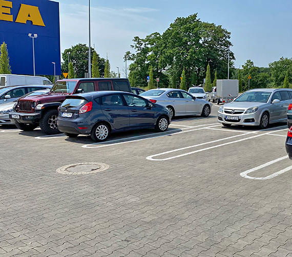 Ameryka�skie pasy na polskim parkingu. IKEA w Szczecinie pokazuje, �e mo�na parkowa� wygodniej