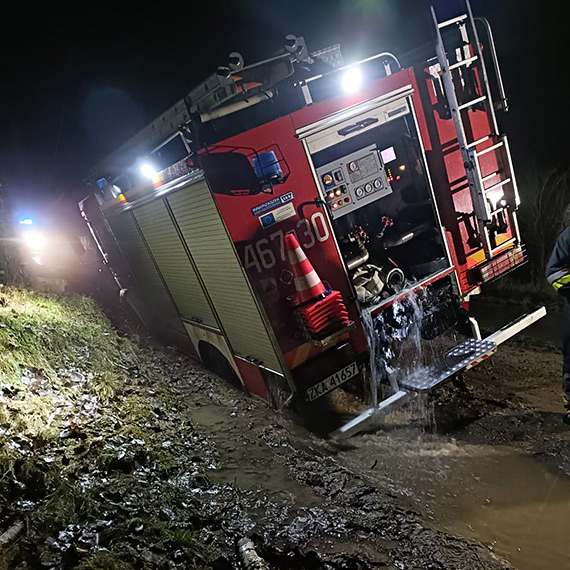 Zapad� si� na drodze powiatowej mi�dzy Zag�rzem a Skoszewem w gminie Wolin.