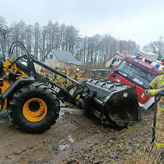 W�z OSP Skoszewo wyci�gni�ty z zapadliska. Akcja zako�czona w po�udnie