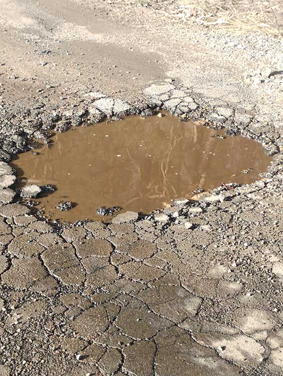 Domys��w - dziury jak kratery. Kierowcy alarmuj� o zagro�eniu