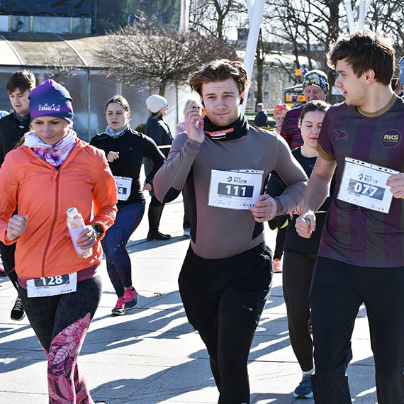 140 os�b pobieg�o „Tropem Wilczym” w Mi�dzyzdrojach. Pami�� i wsp�lnota na Alei Gwiazd