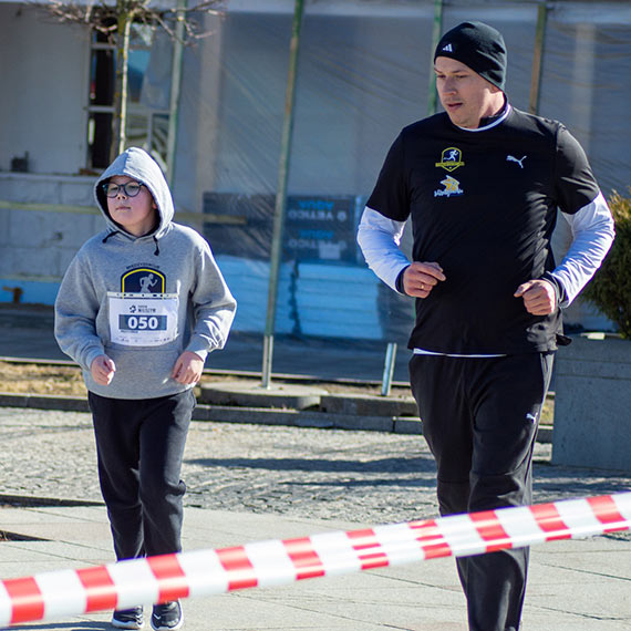 140 os�b pobieg�o „Tropem Wilczym” w Mi�dzyzdrojach. Pami�� i wsp�lnota na Alei Gwiazd