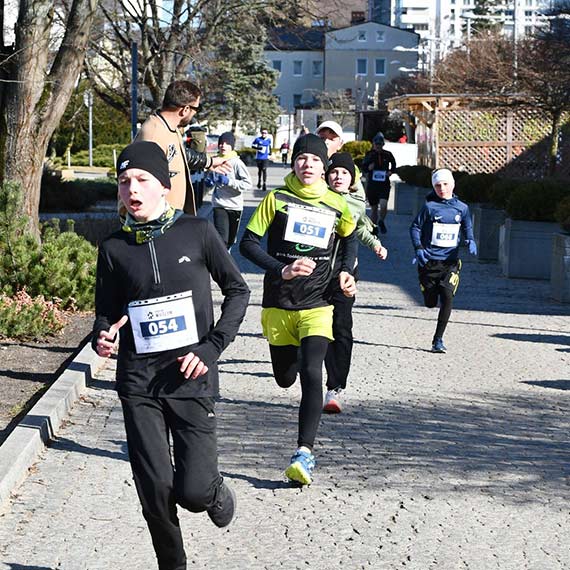 140 os�b pobieg�o „Tropem Wilczym” w Mi�dzyzdrojach. Pami�� i wsp�lnota na Alei Gwiazd