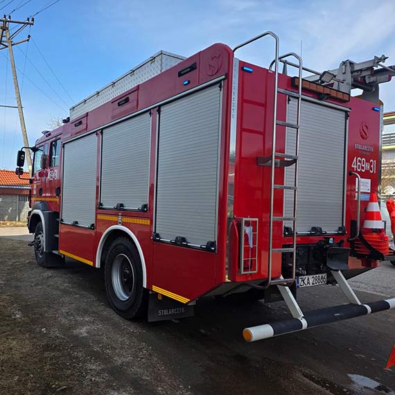 Zalane mieszkanie przy ulicy D�ugiej w �wierznie. Interweniowali stra�acy