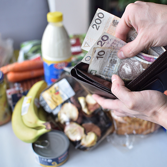 W lutym wzrost cen w sklepach utrzyma� si� na poziomie 3,8 proc. r/r. Sama �ywno�� zdro�a�a o 3,4 proc. r/r