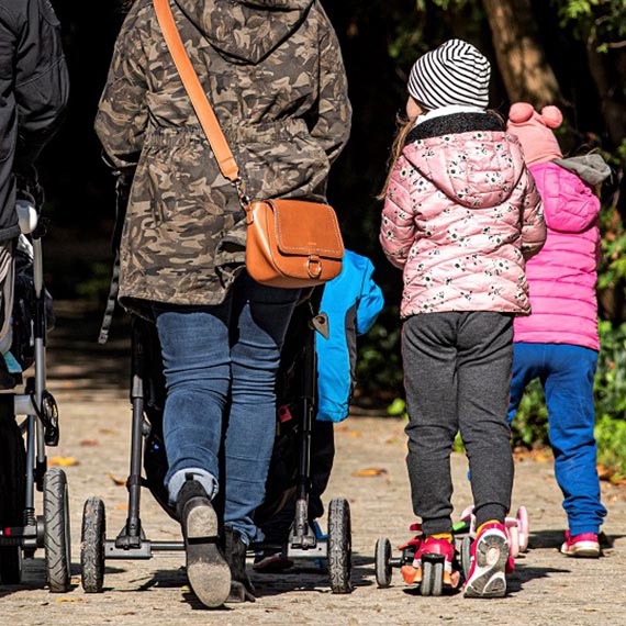 Obcokrajowcy dostają coraz mniej świadczeń z puli 800 plus. Spadek rok do roku jest przeszło 4-proc.