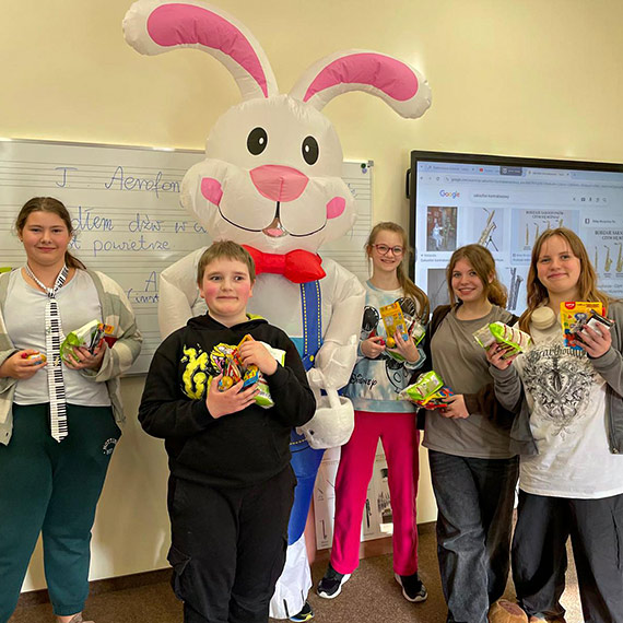 Zaj�czek Wielkanocny odwiedzi� szko�� muzyczn� w Kamieniu Pomorskim