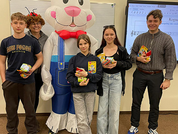 Zaj�czek Wielkanocny odwiedzi� szko�� muzyczn� w Kamieniu Pomorskim