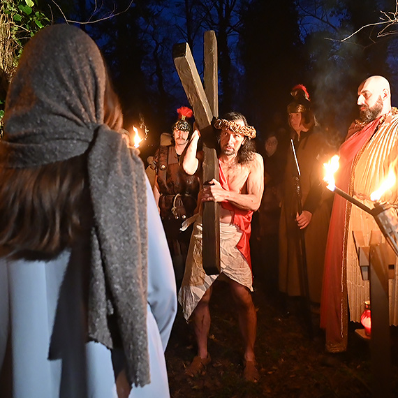 Droga Krzy�owa w ��wiej B�oci. Misterium w ruinach, kt�re wci�ga i nie pozwala pozosta� oboj�tnym. Zobacz film!