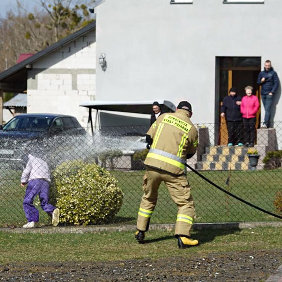 Stra�acy kontra dzieci. Lany poniedzia�ek w Skoszewie pe�en �miechu i wody. Zobacz film!