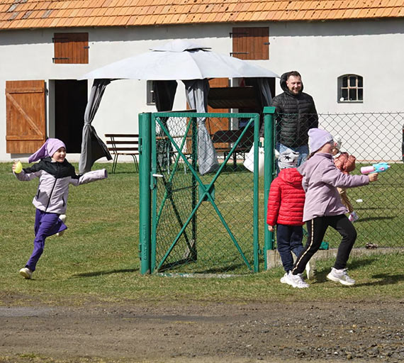 Stra�acy kontra dzieci. Lany poniedzia�ek w Skoszewie pe�en �miechu i wody. Zobacz film!