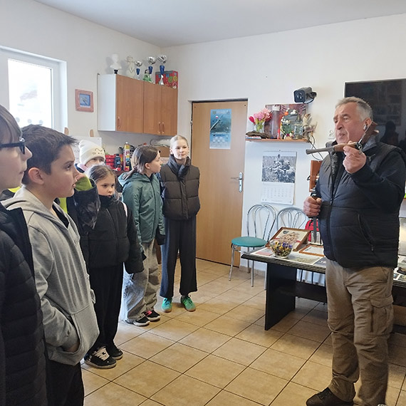 Uczniowie z Dziwnowa zajrzeli do niezwyk�ej kolekcji. Prapremiera wystawy ju� za nimi