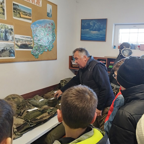 Uczniowie z Dziwnowa zajrzeli do niezwyk�ej kolekcji. Prapremiera wystawy ju� za nimi