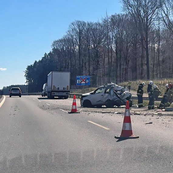 Masakryczne uderzenie na S3! Auto zmia�d�one jak puszka, ogromne utrudnienia ko�o Mi�dzyzdroj�w