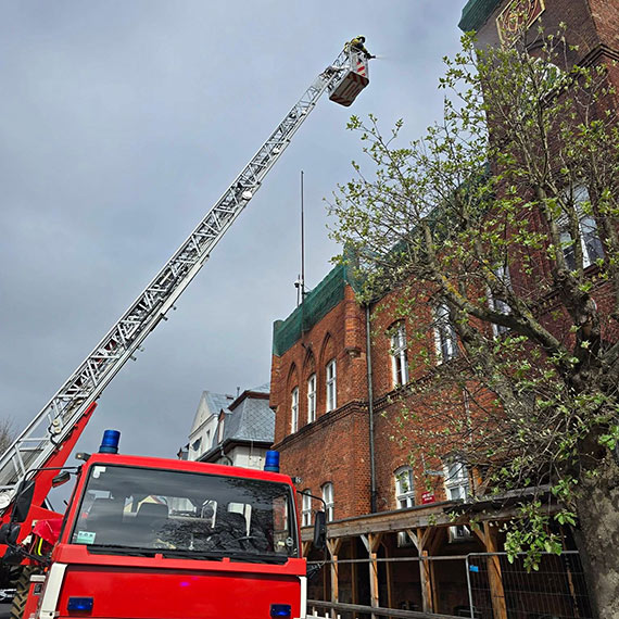 �wiczenia stra�ackie w Urz�dzie Gminy Wolin. By�o zadymienie, ewakuacja i dzia�ania na dachu