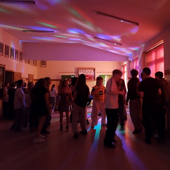 Szkolna dyskoteka w Dziwnowie z przes�aniem - muzyka, integracja i wsparcie dla chorej Mai